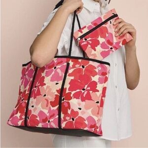Tote Set with Cosmetic Bag Floral Pink
Poppy Print Mother's Day Set AVON New